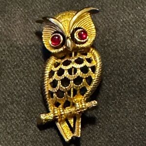 Vintage Avon gold-tone owl brooch with red glass cabochon eyes 1970’s